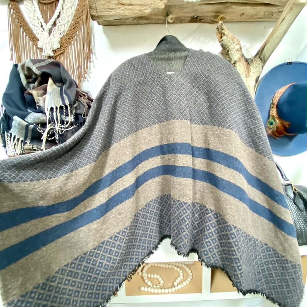 Made in Italy Wool Reversible boho cape/body wrap w western cottage core vibe - Picture 7 of 10